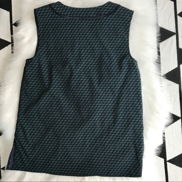 Halogen Printed V Neck Sleeveless Blouse - Picture 4 of 4